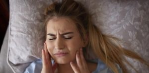 El rechinamiento de dientes puede tener consecuencias para la dentadura e influir negativamente en la calidad de vida.